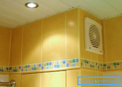 Capucha en el baño, equipada con ventilador.