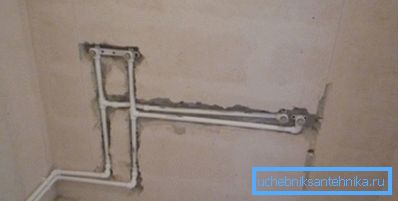 Conclusión de accesorios bajo el grifo en el baño. Conclusión de accesorios bajo el grifo en el baño.