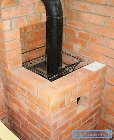 Salida a un tubo de ladrillo para un horno de metal.