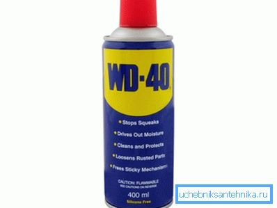WD-40 ayuda a deshacerse del pegamento en la superficie de la taza del inodoro WD-40 ayuda a deshacerse del pegamento en la superficie de la taza del inodoro
