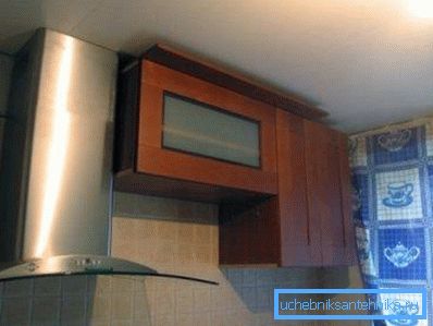 Un conducto de ventilación está oculto detrás de una caja de metal. Un conducto de ventilación está oculto detrás de una caja de metal.