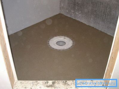 Piso de concreto con un lavabo en el centro. Desde arriba se puede colocar suelo de madera. Piso de concreto con un lavabo en el centro. Desde arriba se puede colocar suelo de madera.