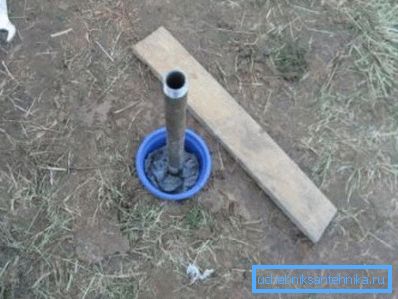 Martilleamos un tubo a través de un deslizamiento de madera. Martilleamos un tubo a través de un deslizamiento de madera.