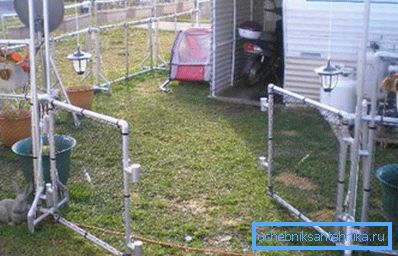 Valla y casa, ensambladas sobre la base de tuberías plásticas de agua, seguidas de su tinción. Valla y casa, ensambladas sobre la base de tuberías plásticas de agua, seguidas de su tinción.