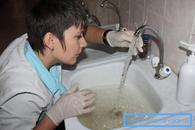 La ingesta de agua debe hacerse en guantes médicos. La ingesta de agua debe hacerse en guantes médicos.