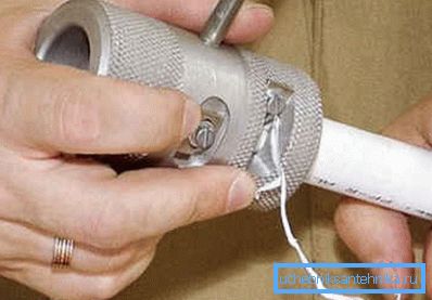 Limpiamos el extremo con una afeitadora y retiramos el chaflán.