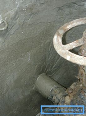 Válvula de compuerta en la tubería de agua. Válvula de compuerta en la tubería de agua.