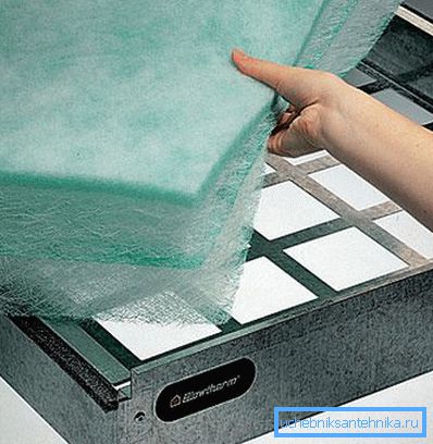 Colocación de malla fina y material fibroso en la carcasa del filtro. Colocación de malla fina y material fibroso en la carcasa del filtro.