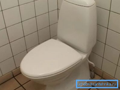 La tapa cerrada no permite que las bacterias se dispersen en el baño. La tapa cerrada no permite que las bacterias se dispersen en el baño.