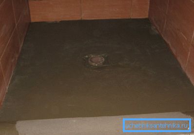 La capa de hormigón se vierte en la base del piso después de la instalación de un desagüe. La capa de hormigón se vierte en la base del piso después de la instalación de un desagüe.
