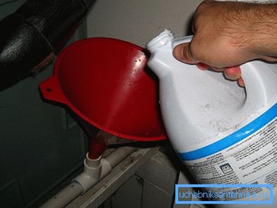 Verter detergente en el tubo Verter detergente en el tubo