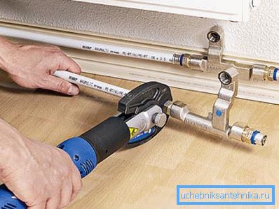 Reemplazo e instalación de radiadores utilizando tubos de metal y plástico.