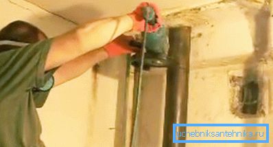 Reemplazo de la canalización de alcantarillado en el apartamento: desmontaje de la tubería vieja. Reemplazo de la canalización de alcantarillado en el apartamento: desmontaje de la tubería vieja.