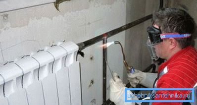 Reemplazo de radiadores en el apartamento con soldadura a gas por un especialista calificado Reemplazo de radiadores en el apartamento con soldadura a gas por un especialista calificado