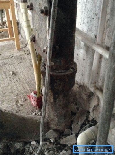 Reemplazar las canalizaciones verticales en el apartamento no lo salvará de fugas en el techo. Reemplazar las canalizaciones verticales en el apartamento no lo salvará de fugas en el techo.