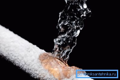 El agua helada rompe las tuberías fácilmente. El agua helada rompe las tuberías fácilmente.