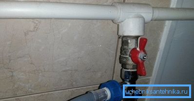 Válvulas de cierre en la tubería que suministra agua a la lavadora. Válvulas de cierre en la tubería que suministra agua a la lavadora.