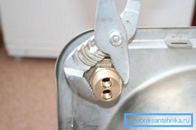 Apretar la tuerca con una llave. Apretar la tuerca con una llave.