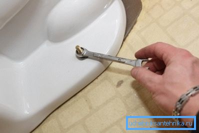 Apretar los tornillos de montaje. Apretar los tornillos de montaje.