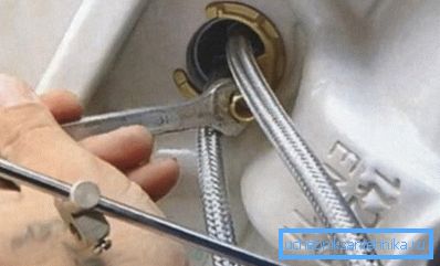 Apretar la tuerca del soporte. Apretar la tuerca del soporte.