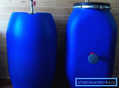 Fábrica de plástico de 100 litros con un grifo en el lateral, una excelente solución para una ducha casera Fábrica de plástico de 100 litros con un grifo en el lateral, una excelente solución para una ducha casera