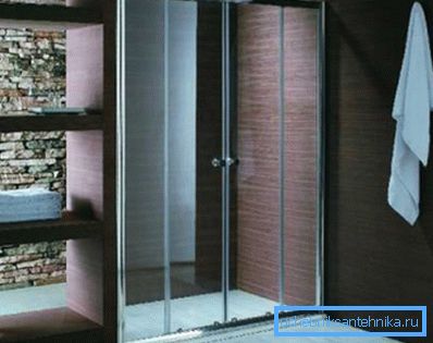 Espejo puerta en el nicho para el alma y oculta completamente lo que se encuentra detrás de él. Espejo puerta en el nicho para el alma y oculta completamente lo que se encuentra detrás de él.