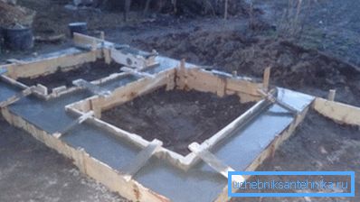 Es recomendable hacer un pequeño encofrado para que la base esté a 10-20 cm sobre el nivel del suelo. Es recomendable hacer un pequeño encofrado para que la base esté a 10-20 cm sobre el nivel del suelo.