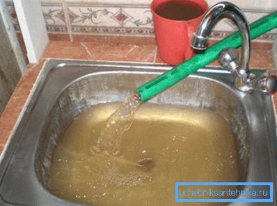 El agua ferrosa en el pozo requiere limpieza antes de su uso. El agua ferrosa en el pozo requiere limpieza antes de su uso.