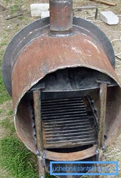 Estufa de hierro hecha en casa fuera de la tubería para el garaje. Estufa de hierro hecha en casa fuera de la tubería para el garaje.