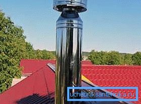 Chimenea de hierro en el techo. Chimenea de hierro en el techo.