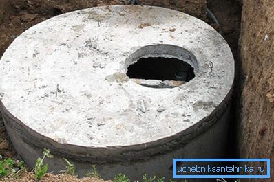 Pozo de alcantarillado de hormigón armado. Pozo de alcantarillado de hormigón armado.