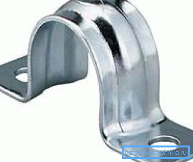 Abrazadera de acero duro para un tubo. Abrazadera de acero duro para un tubo.