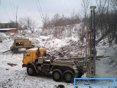 Perforación de invierno para el agua.